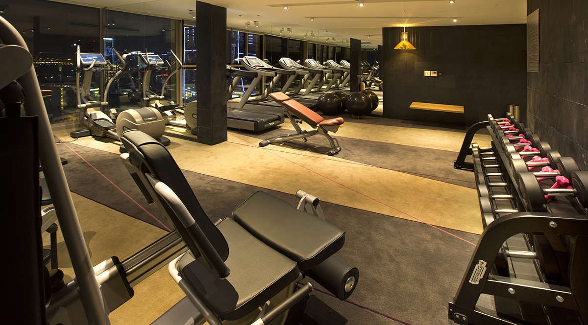 Trải nghiệm Đẳng cấp tại Khách sạn Liberty Central Saigon Citypoint 6 Thiết bị tập luyện hiện đại trong phòng gym với view thành phố