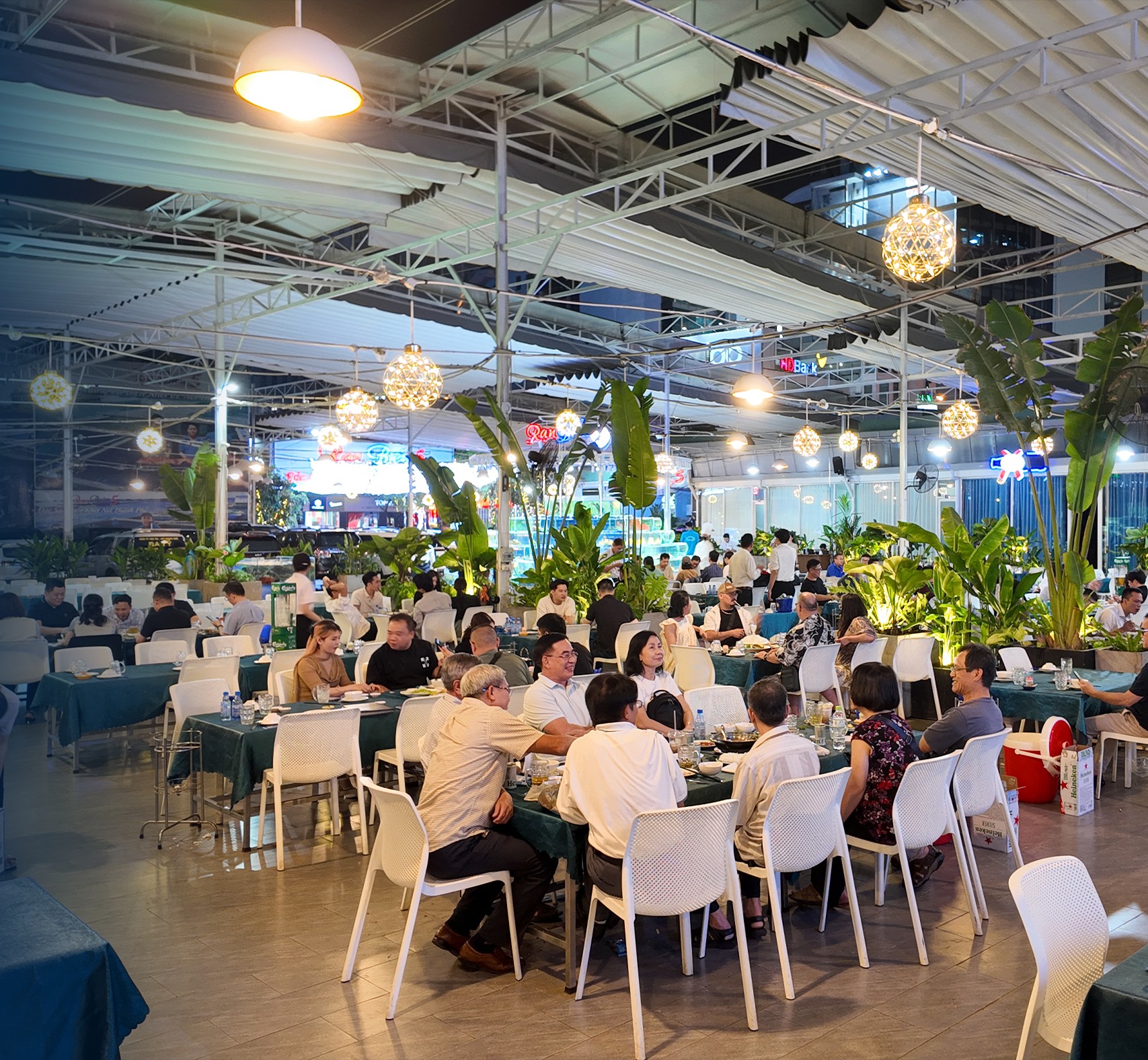 Hồ hải sản tươi sống tại nhà hàng Rạn Biển với đa dạng các loại hải sản cao cấp