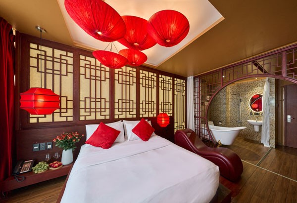 Top 20 Khách Sạn Tình Yêu Sài Gòn Lãng Mạn, Độc Đáo Dành Cho Cặp Đôi 10 Phòng ngủ tông màu trắng sáng hiện đại tại Secret Garden Hotel Bến Thành