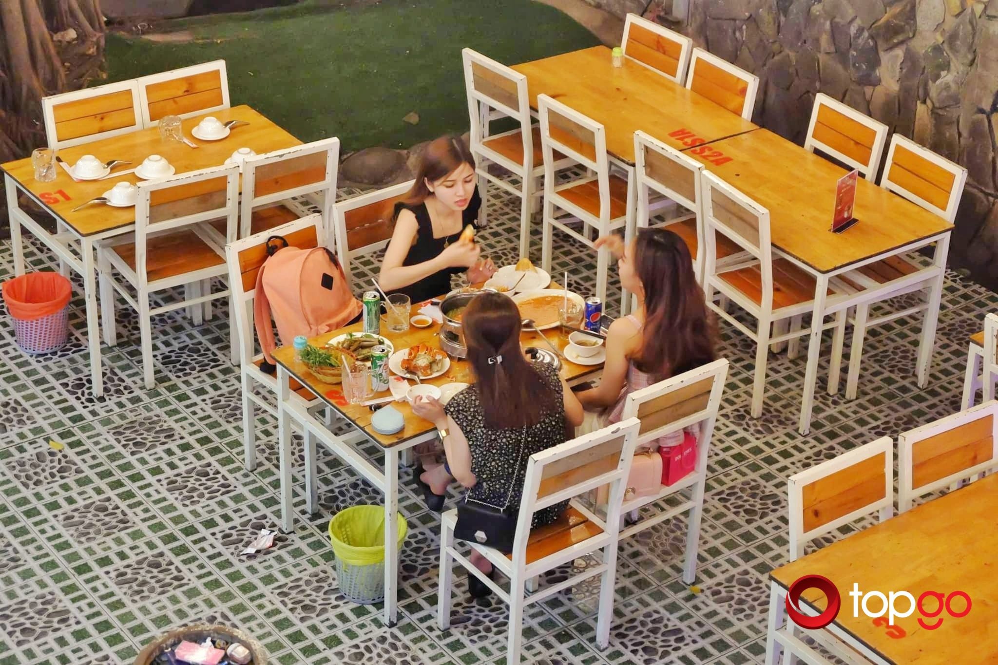 Không gian ấm cúng tại nhà hàng Lẩu Cua Đất Mũi chi nhánh Trần Hưng Đạo