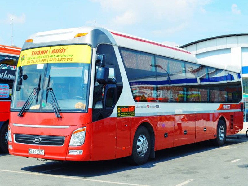 Xe Thành Bưởi Đi Đà Lạt: Lựa Chọn Hàng Đầu Cho Chuyến Du Lịch Của Bạn 1 Xe khách Thành Bưởi đang di chuyển trên đường đi Đà Lạt từ Sài Gòn
