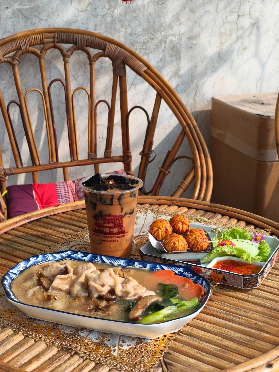 Khám Phá Bangkok: Trải Nghiệm Ẩm Thực Đa Sắc Màu Với TAGTHAi Pass 11 Tô hủ tiếu Thái đậm đà với thịt heo và nước sốt cá Ruang Thong tại nhà hàng My Grandparent's House