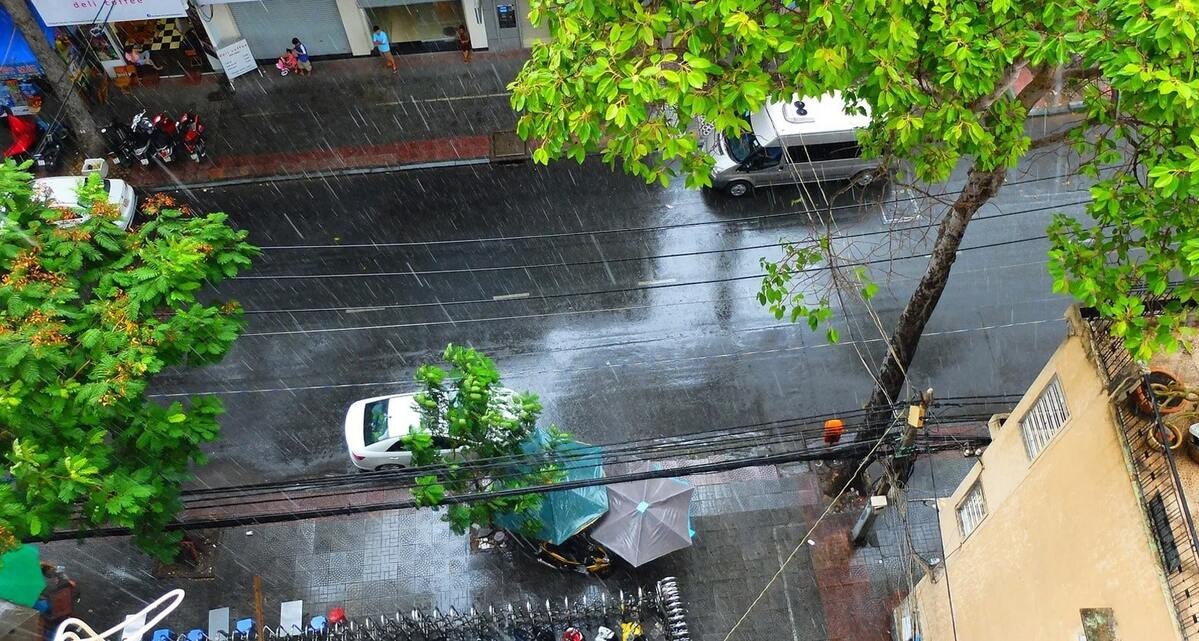 Toàn cảnh một con phố ở Sài Gòn vào mùa mưa, đường phố vẫn nhộn nhịp