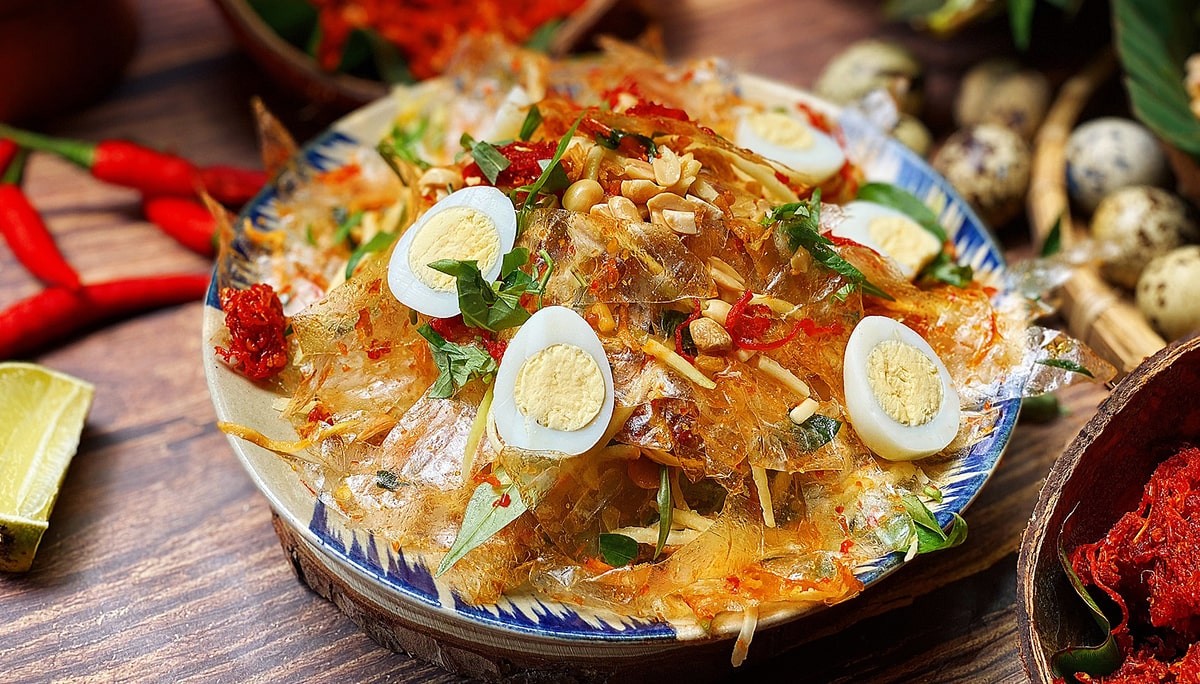 Du lịch Sài Gòn mùa mưa: Khám phá vẻ đẹp độc đáo của thành phố mang tên Bác 11 Một đĩa bánh tráng trộn đầy màu sắc, món ăn vặt đặc trưng của Sài Gòn, rất hợp thưởng thức khi trời mưa