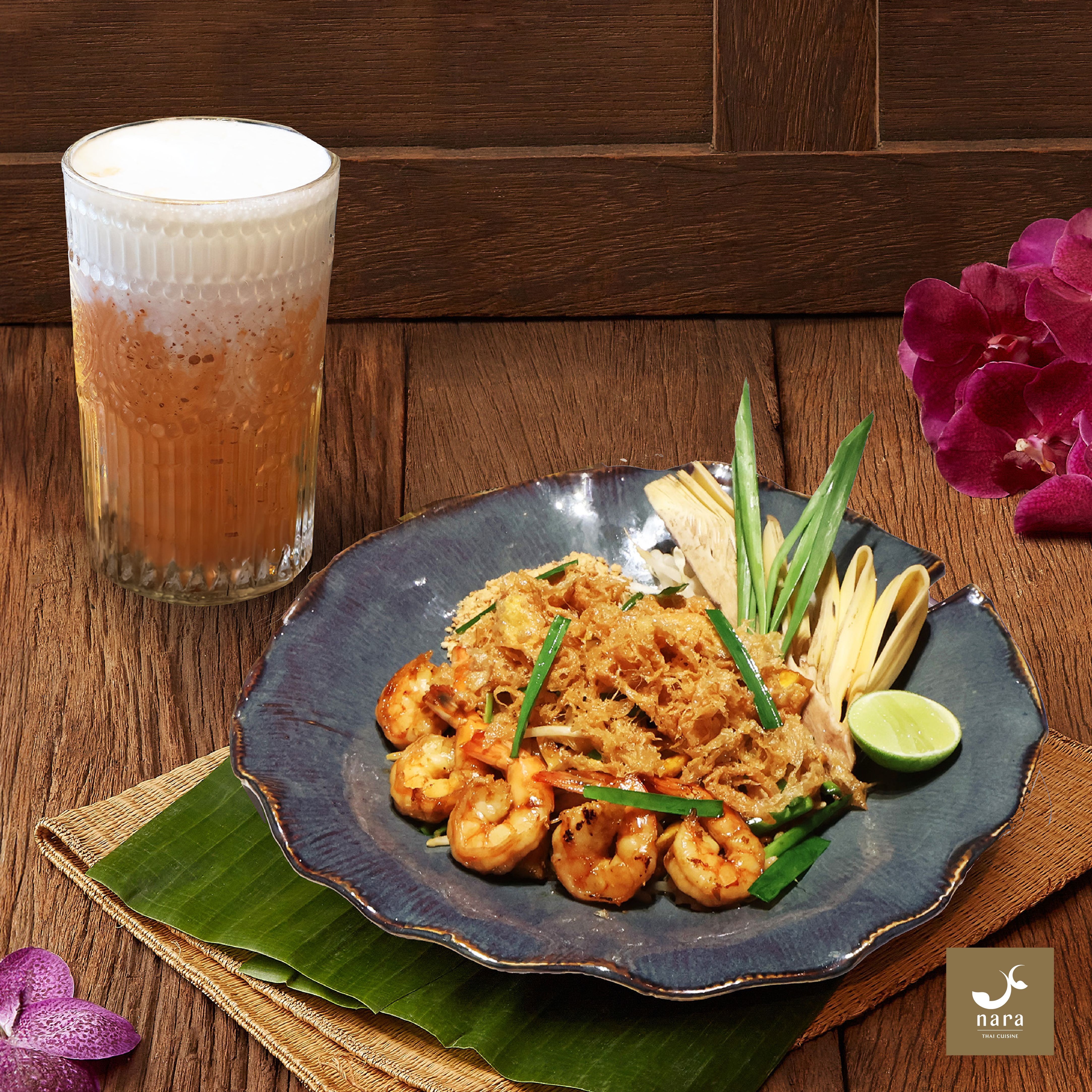 Khám Phá Bangkok: Trải Nghiệm Ẩm Thực Đa Sắc Màu Với TAGTHAi Pass 10 Món Pad Thai truyền thống được bày biện đẹp mắt tại Nara Thai Cuisine