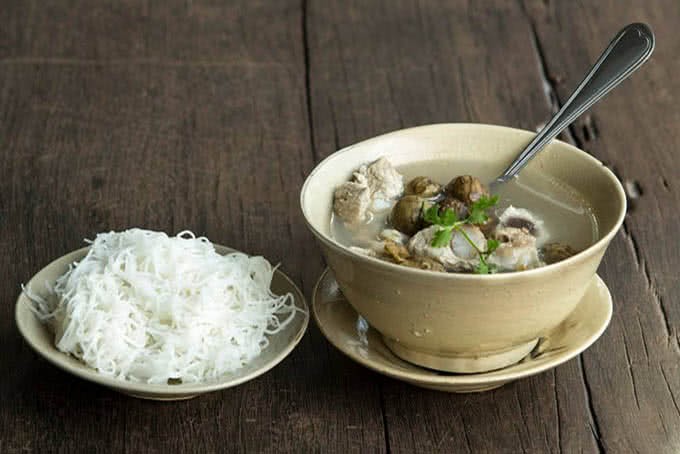 Quán Bụi Ngô Văn Năm: Nơi Vị Giác Gặp Gỡ Ký Ức Ẩm Thực Việt Giữa Lòng Sài Gòn 7 Bát canh sườn non nấu sấu thơm ngon, đậm đà hương vị miền Bắc