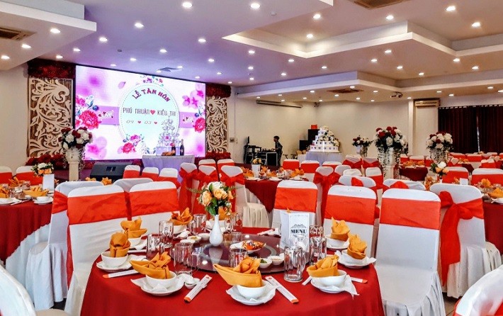 Top 8 Nhà Hàng Tiệc Cưới Thủ Đức: Địa Điểm Sang Trọng, Uy Tín Cho Ngày Trọng Đại 14 Bàn tiệc cưới được trang trí lãng mạn với hoa tươi và ánh nến tại nhà hàng Rose Palace