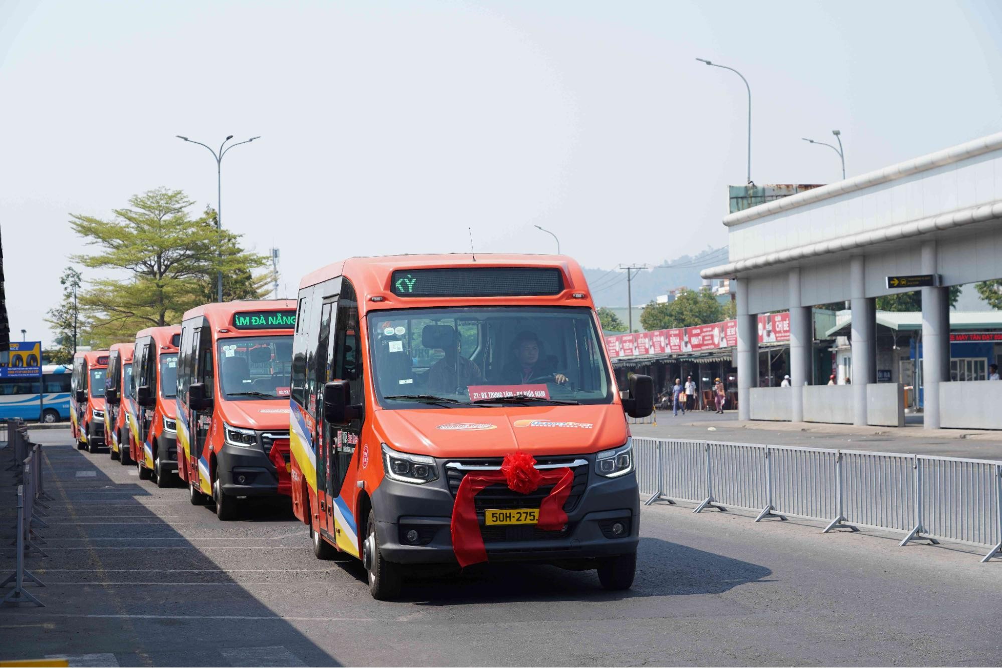 Nhà Xe Phương Trang Sài Gòn: Thông Tin Chi Tiết & Hướng Dẫn Đặt Vé Nhanh Chóng 6 Một chiếc xe khách Phương Trang giường nằm đang di chuyển trên đường