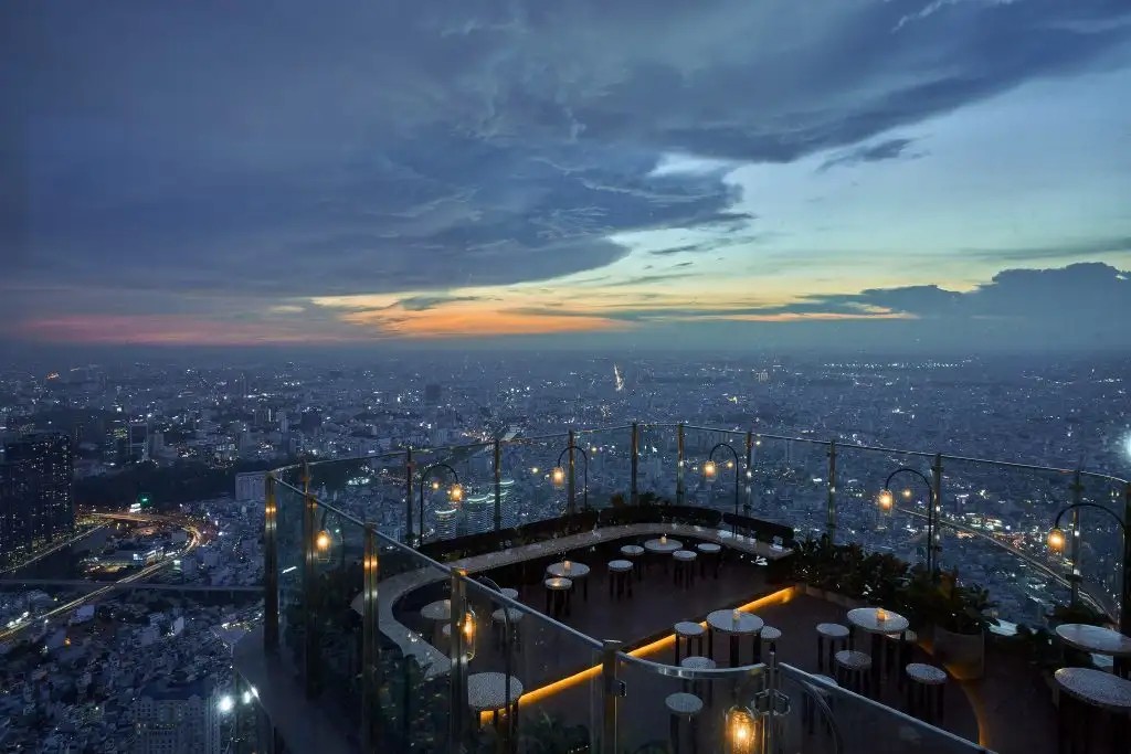 Khám Phá Top 10 Quán Cafe Đêm Sài Gòn Đẹp Hút Hồn Không Thể Bỏ Lỡ 16 View toàn cảnh Sài Gòn lung linh từ Blank Lounge Landmark 81