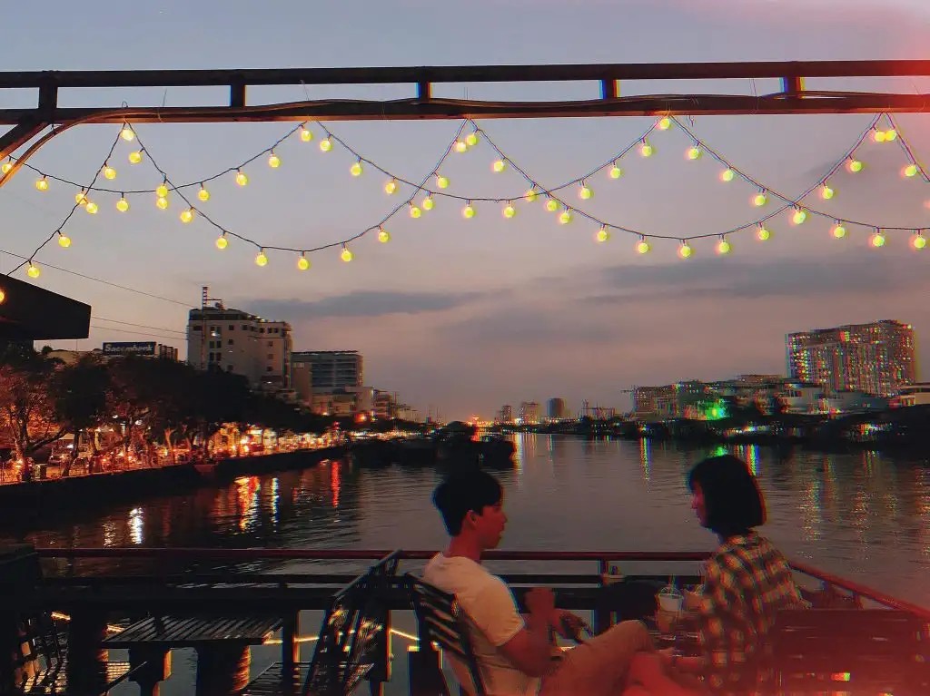 Khám Phá Top 10 Quán Cafe Đêm Sài Gòn Đẹp Hút Hồn Không Thể Bỏ Lỡ 17 Quán cà phê The Coffee Ship với view sông Sài Gòn lãng mạn về đêm