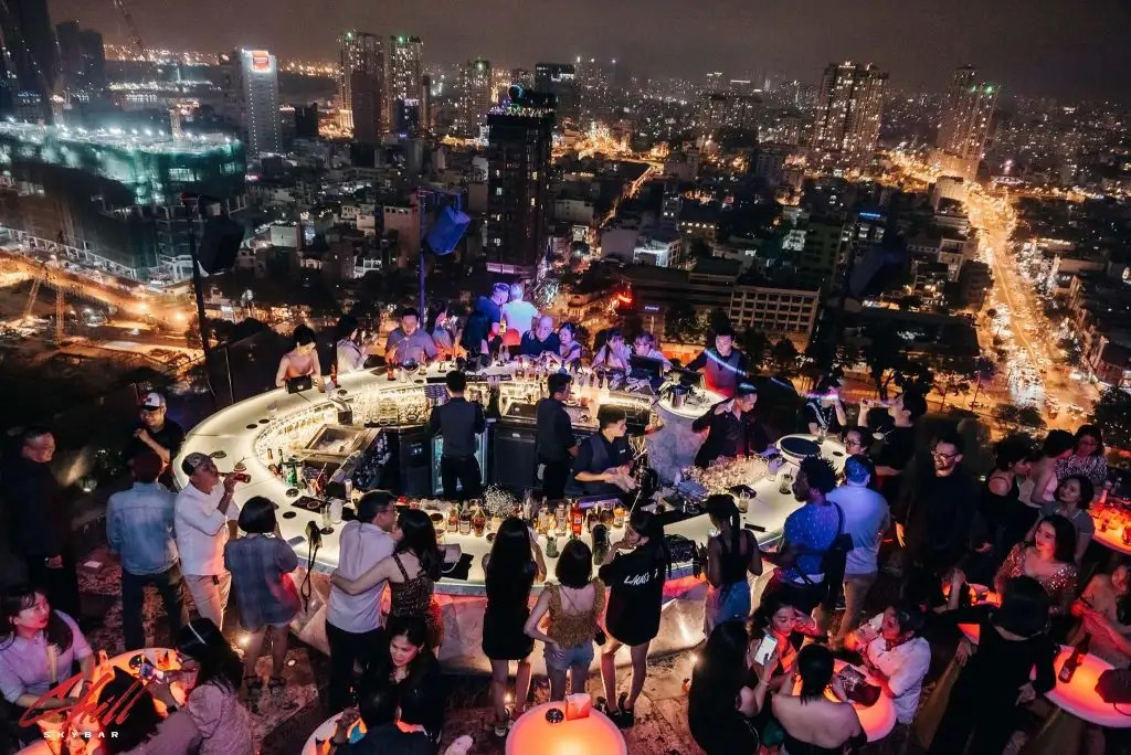 Khám Phá Top 10 Quán Cafe Đêm Sài Gòn Đẹp Hút Hồn Không Thể Bỏ Lỡ 15 Toàn cảnh Chill Sky Bar sôi động trên tầng cao AB Tower
