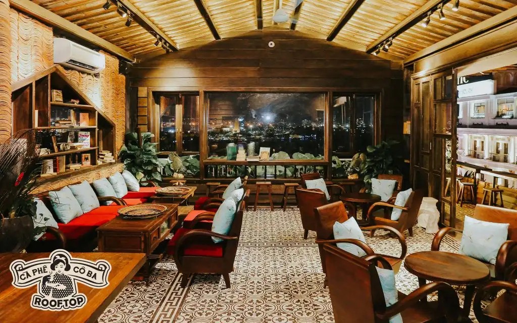 Khám Phá Top 10 Quán Cafe Đêm Sài Gòn Đẹp Hút Hồn Không Thể Bỏ Lỡ 18 Không gian hoài cổ, ấm cúng tại Cô Ba Sài Gòn Rooftop khi lên đèn