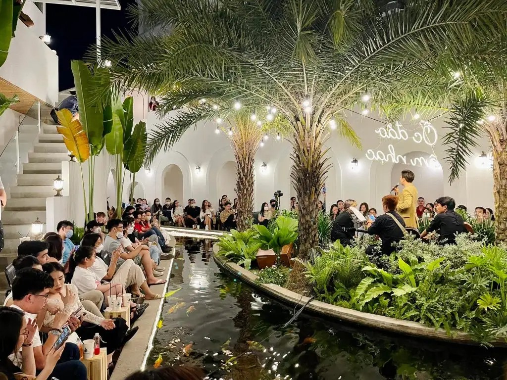 Khám Phá Top 10 Quán Cafe Đêm Sài Gòn Đẹp Hút Hồn Không Thể Bỏ Lỡ 14 Không gian lãng mạn, rộng lớn của Dalaland phong cách Địa Trung Hải