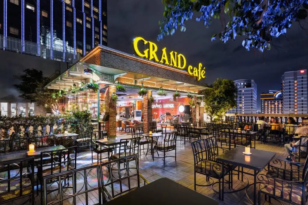 Không gian lung linh ánh đèn của Rooftop Grand Lounge về đêm