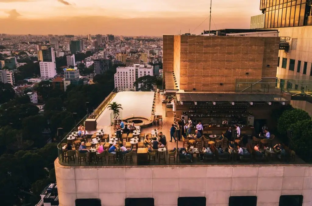 Khám Phá Top 10 Quán Cafe Đêm Sài Gòn Đẹp Hút Hồn Không Thể Bỏ Lỡ 13 Hồ bơi Rooftop Pool Bar lấp lánh dưới ánh đèn đêm