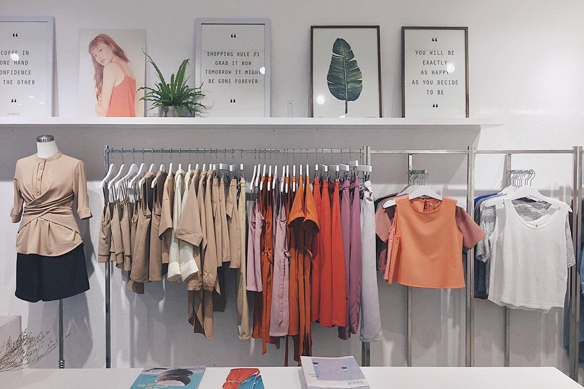 Khám phá 5 Con Đường Thời Trang Sài Gòn Nổi Bật Dành Cho Tín Đồ Mua Sắm 11 Trang phục thanh lịch, nữ tính trưng bày trong cửa hàng thời trang Việt