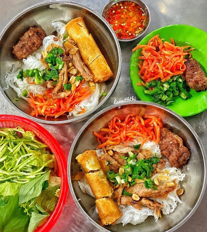 Khám Phá Phố Ẩm Thực Cô Giang: Thiên Đường Món Ngon Giữa Lòng Sài Gòn 9 Tô bún thịt nướng thơm ngon tại Phố ẩm thực Cô Giang