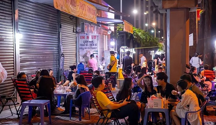 Phố ẩm thực Cô Giang nhộn nhịp từ chiều tối đến khuya