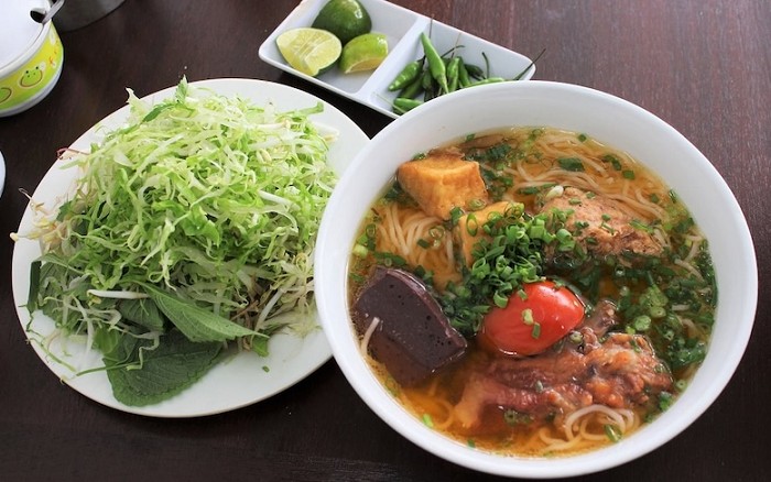 Khám Phá Phố Ẩm Thực Cô Giang: Thiên Đường Món Ngon Giữa Lòng Sài Gòn 11 Tô bún riêu Đà Lạt đầy ắp topping tại Phố ẩm thực Cô Giang