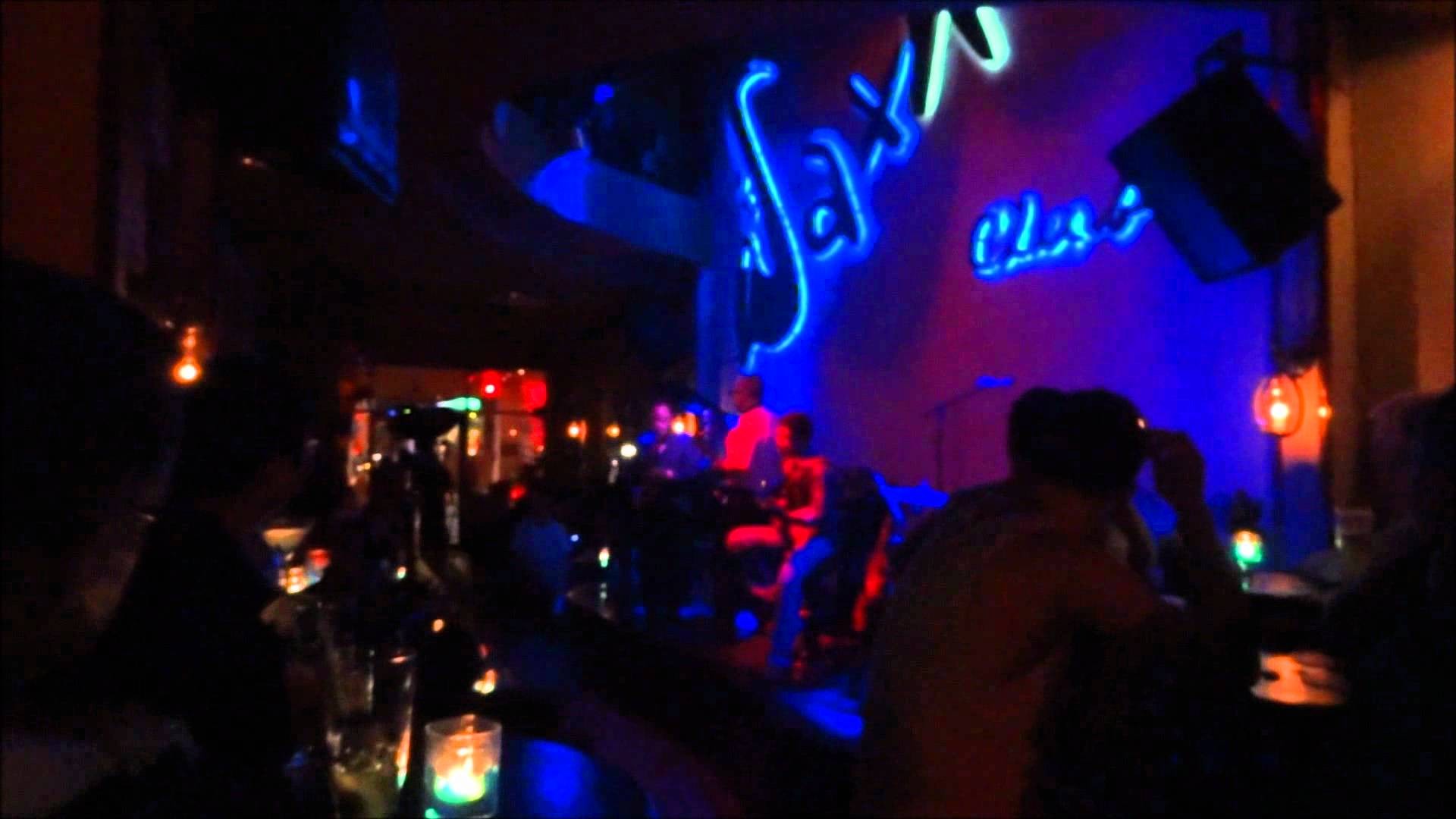 Khám Phá 10 Phòng Trà Sài Gòn Độc Đáo: Thiên Đường Âm Nhạc Trực Tiếp 12 Sân khấu biểu diễn live nhạc jazz với dàn nhạc trio và không gian ấm cúng tại The Jazz Hideout