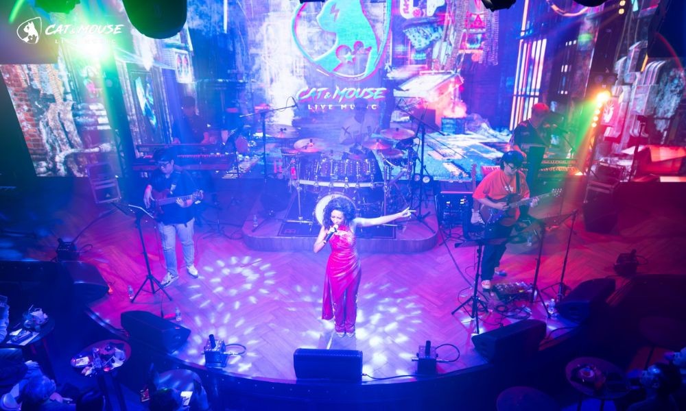 Không gian ấm cúng và sân khấu chuyên nghiệp tại Cat & Mouse Live Music