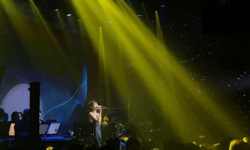 Top 10 Phòng Trà Sài Gòn Nổi Tiếng, Nhạc Hay, Nhiều Ca Sĩ 2025 7 Sân khấu trình diễn nghệ thuật đầy chất thơ tại phòng trà Bến Thành