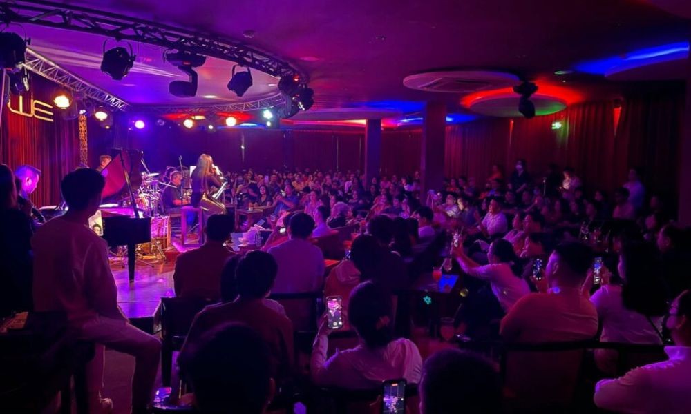 Top 10 Phòng Trà Sài Gòn Nổi Tiếng, Nhạc Hay, Nhiều Ca Sĩ 2025 8 Sân khấu rực rỡ quy tụ nhiều ca sĩ nổi tiếng tại phòng trà Sài Gòn We