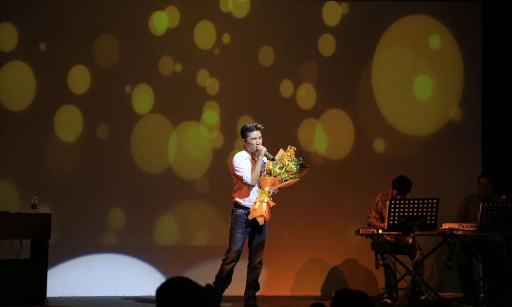 Top 10 Phòng Trà Sài Gòn Nổi Tiếng, Nhạc Hay, Nhiều Ca Sĩ 2025 9 Ca sĩ Đàm Vĩnh Hưng biểu diễn thăng hoa tại phòng trà Đồng Dao