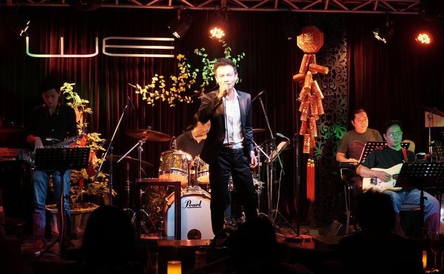 Phòng Trà WE Sài Gòn: Nơi Giao Thoa Cảm Xúc và Âm Nhạc Đỉnh Cao 7 Không gian nội thất sang trọng với tông màu đỏ đô và ánh sáng ấm áp tại Phòng trà WE