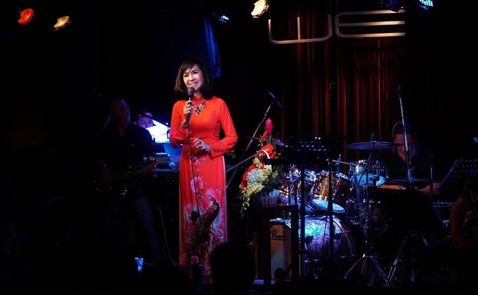 Phòng Trà WE Sài Gòn: Nơi Giao Thoa Cảm Xúc và Âm Nhạc Đỉnh Cao 8 Ca sĩ Uyên Linh trình diễn trên sân khấu Phòng trà WE