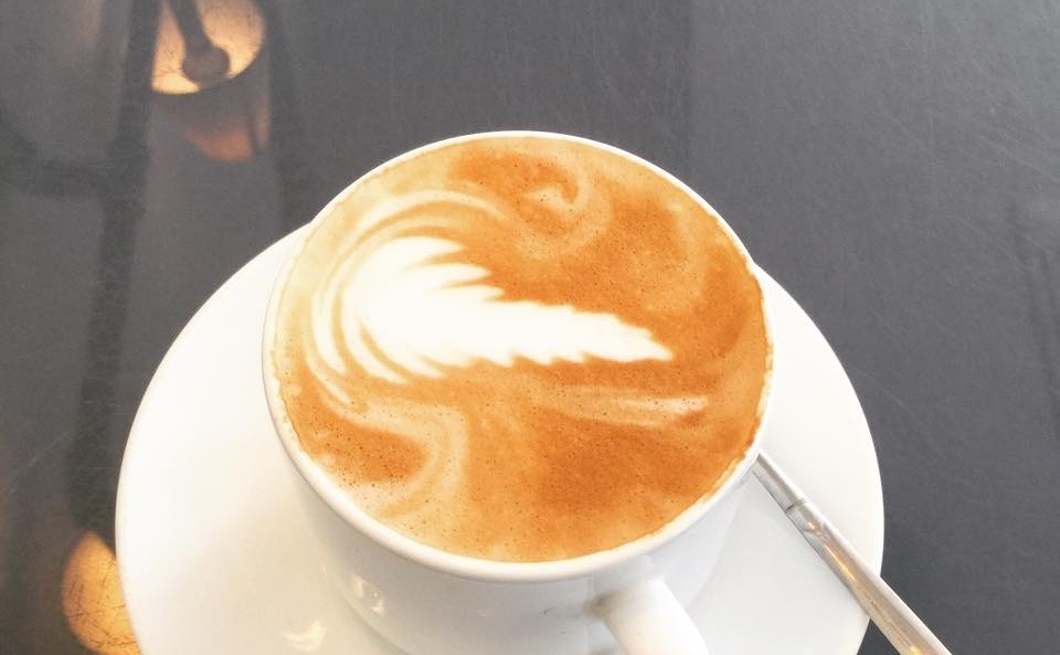 Phòng Trà WE Sài Gòn: Nơi Giao Thoa Cảm Xúc và Âm Nhạc Đỉnh Cao 9 Bàn tiệc với các loại đồ uống phong phú tại Phòng trà WE