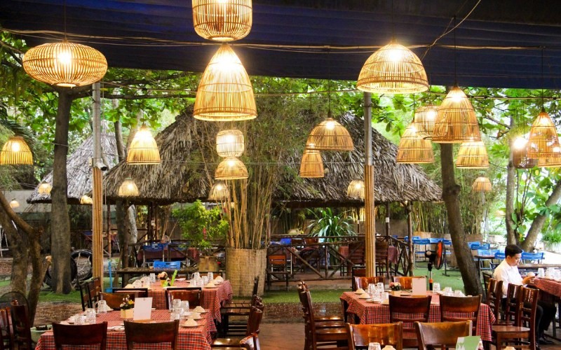 Top 7 Quán Ăn Gia Đình Thủ Đức Ngon, Không Gian Ấm Cúng Cho Mọi Dịp 8 Mekong Quán mang đến trải nghiệm ẩm thực độc đáo với view sông Sài Gòn