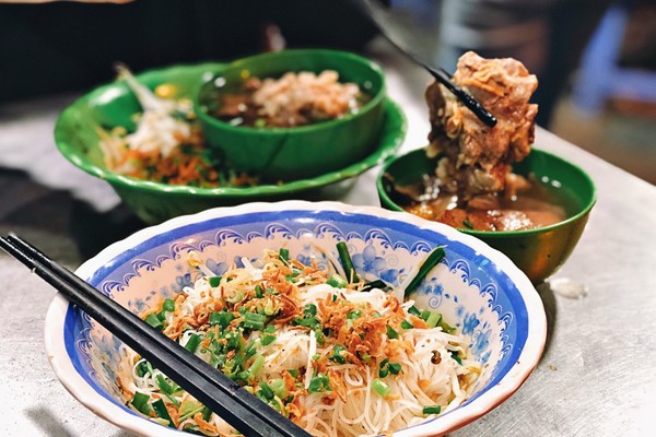 Khám Phá Quán Ăn Đêm Sài Gòn: Từ Dimsum Sang Chảnh Đến Hủ Tiếu Vỉa Hè "Cứu Đói" Mọi Lúc 8 Gia Bảo quán với món hủ tiếu sườn kho trứ danh