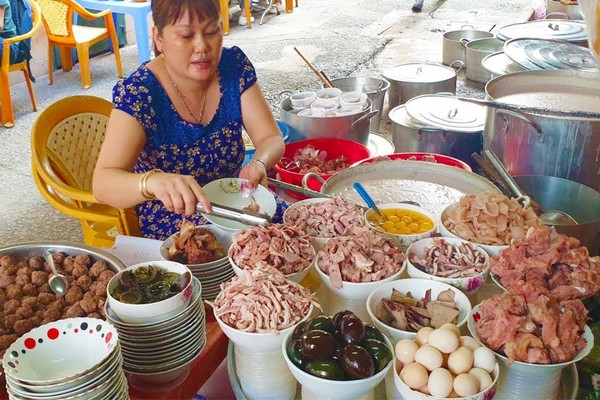 Khám Phá Quán Ăn Đêm Sài Gòn: Từ Dimsum Sang Chảnh Đến Hủ Tiếu Vỉa Hè "Cứu Đói" Mọi Lúc 9 Quán cháo Bà Hào nằm trong con hẻm nhỏ nhưng rất đông khách