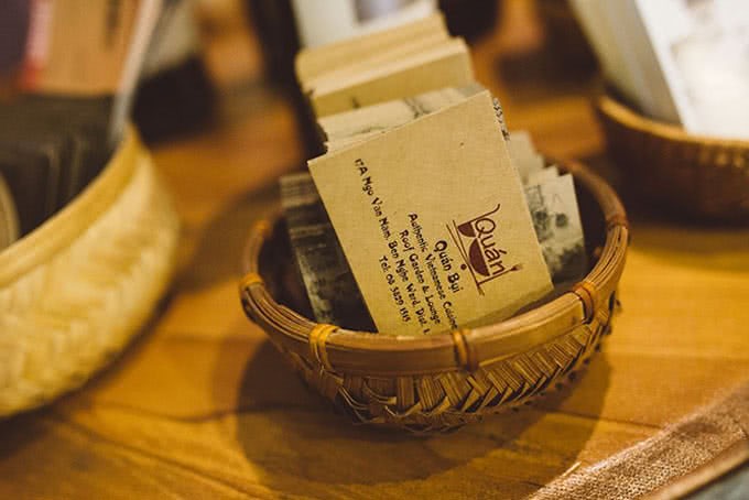 Quán Bụi Ngô Văn Năm: Nơi Vị Giác Gặp Gỡ Ký Ức Ẩm Thực Việt Giữa Lòng Sài Gòn 8 Lối vào Quán Bụi Ngô Văn Năm với hàng hoa giấy tím lãng mạn