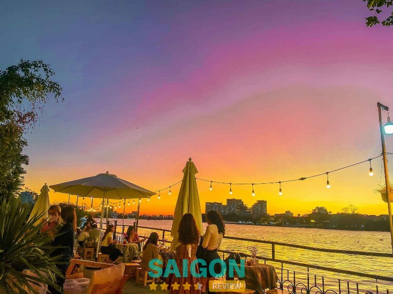 Khám Phá 10 Phòng Trà Sài Gòn Độc Đáo: Thiên Đường Âm Nhạc Trực Tiếp 5 Toàn cảnh sông Sài Gòn và thành phố từ độ cao, với ánh hoàng hôn lãng mạn tại Sunset View Coffee