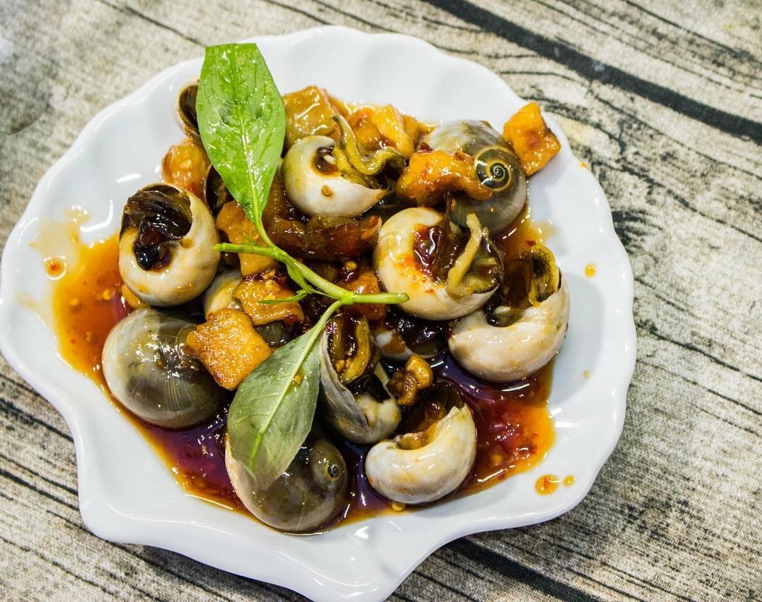 Review Ốc Nhớ Sài Gòn Quận 12: Thiên Đường Ốc Ngon, Rẻ Giữa Lòng Thành Phố 11 Đĩa ốc mỡ xào bơ cay hấp dẫn tại quán ốc Nhớ Sài Gòn quận 12