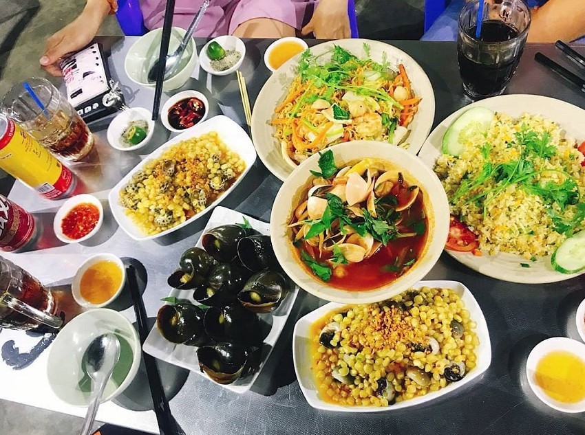 Review Ốc Nhớ Sài Gòn Quận 12: Thiên Đường Ốc Ngon, Rẻ Giữa Lòng Thành Phố 10 Thực khách hài lòng với giá cả phải chăng tại quán Ốc Nhớ Sài Gòn quận 12