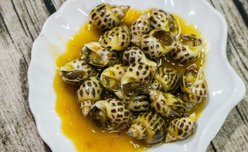 Review Ốc Nhớ Sài Gòn Quận 12: Thiên Đường Ốc Ngon, Rẻ Giữa Lòng Thành Phố 12 Đĩa ốc hương xào trứng muối béo ngậy, thơm lừng