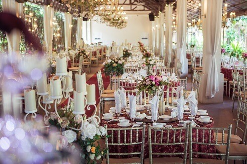 Top 8 Nhà Hàng Tiệc Cưới Thủ Đức: Địa Điểm Sang Trọng, Uy Tín Cho Ngày Trọng Đại 12 Khu vực sảnh đón khách tại Le Jardin với kiến trúc mang hơi hướng cổ điển Pháp và nhiều cây xanh