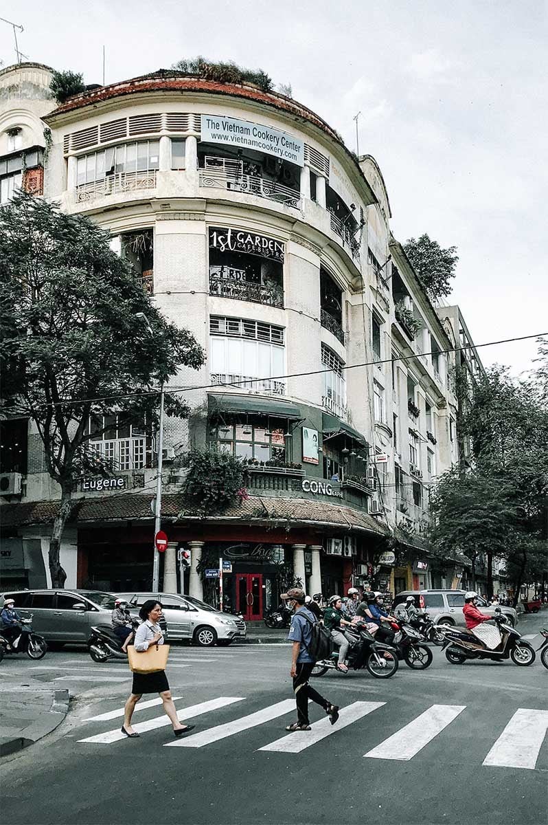 Khung cảnh bên trong một chung cư cũ được cải tạo thành khu mua sắm nhộn nhịp tại Sài Gòn