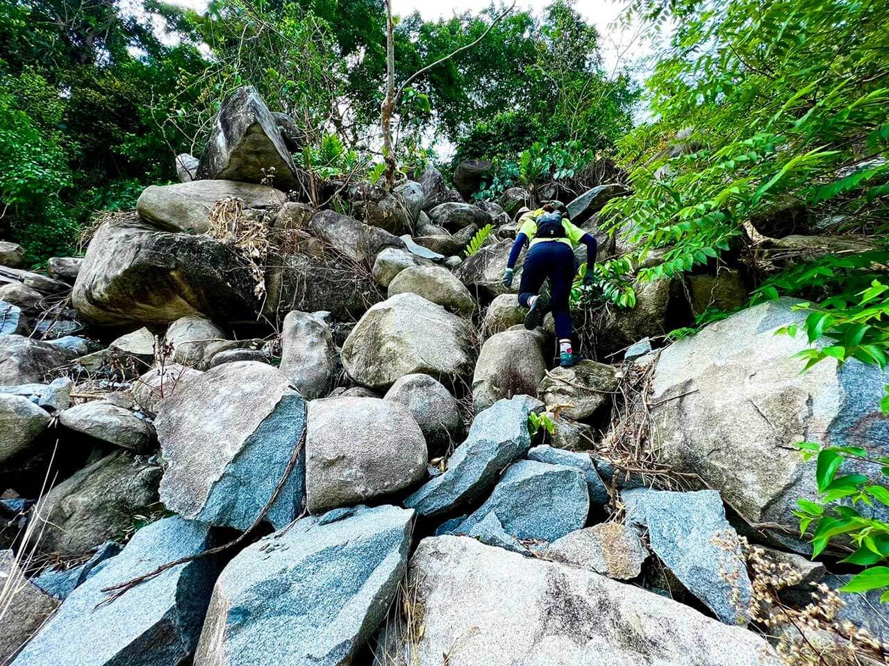 Khám Phá Ma Thiên Lãnh Tây Ninh: Vẻ Đẹp Hoang Sơ và Những Bí Ẩn Đại Ngàn 8 Du khách trekking trên cung đường dẫn vào thung lũng Ma Thiên Lãnh