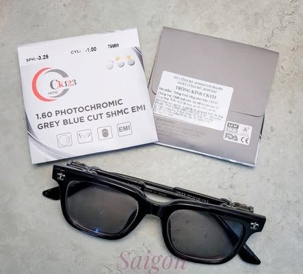 Hướng Dẫn Chọn Tròng Kính Cận Phù Hợp: Từ Chiết Suất Đến Tính Năng 6 Một cặp tròng kính đổi màu 1.61 chống ánh sáng xanh với khả năng chuyển sắc từ trong suốt sang màu tối