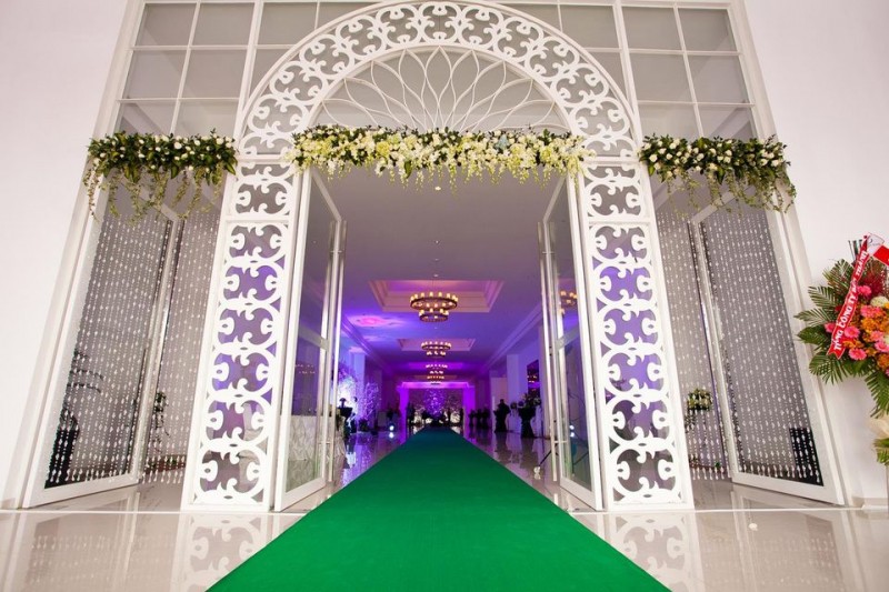 Top 8 Nhà Hàng Tiệc Cưới Thủ Đức: Địa Điểm Sang Trọng, Uy Tín Cho Ngày Trọng Đại 10 Sảnh tiệc cưới rộng lớn tại Claris Palace với trần cao và ánh sáng rực rỡ, sẵn sàng đón tiếp hàng nghìn khách