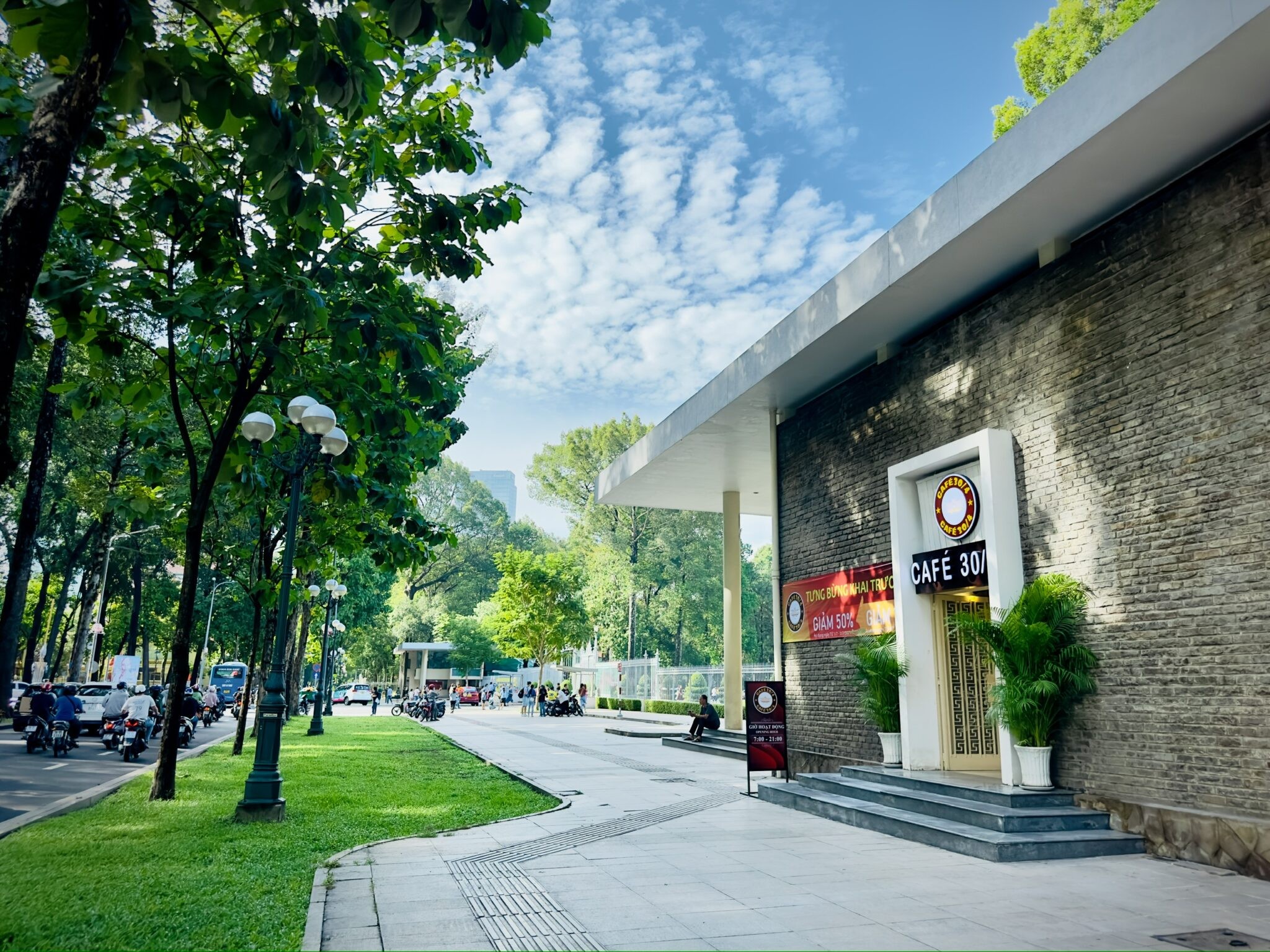 Toàn cảnh Dinh Độc Lập nhìn từ bên ngoài với kiến trúc độc đáo và sân vườn rộng lớn