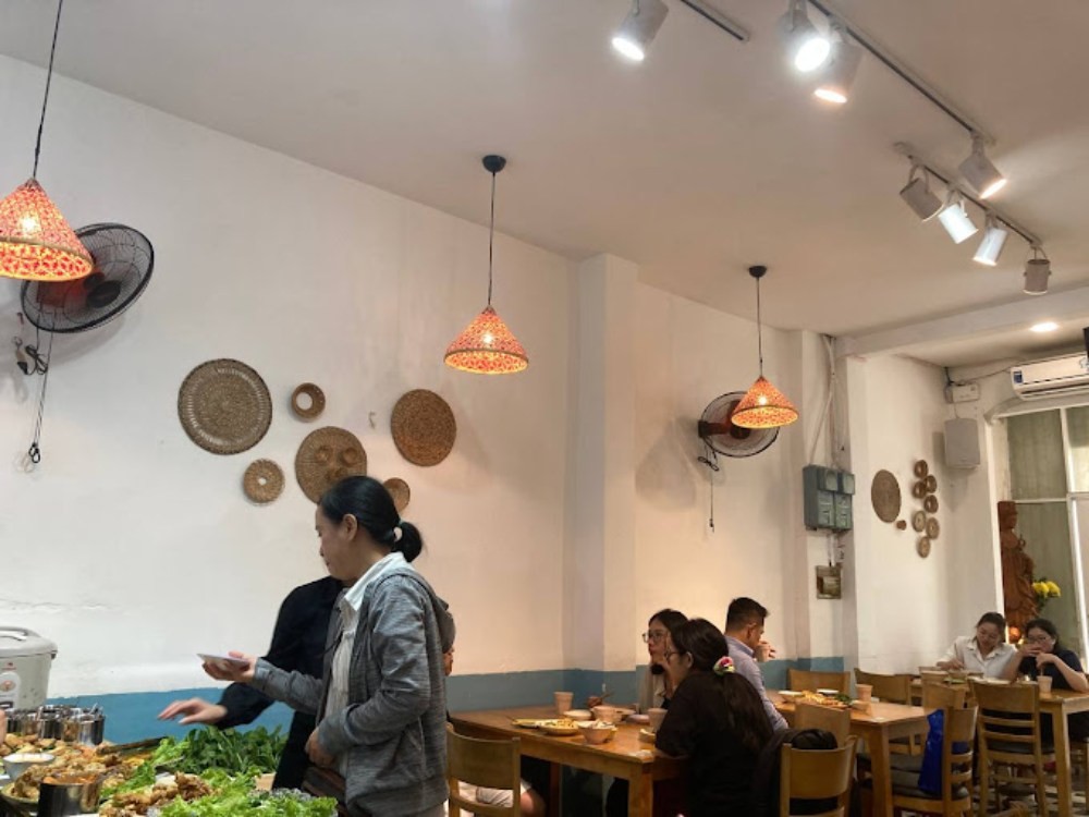 Khám phá thiên đường Buffet Quận 3: Đa dạng từ Chay, Hải sản đến Nướng 7 Không gian ấm cúng, trang trí thanh tịnh tại Như Ý Buffet Chay