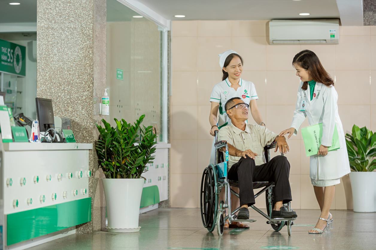 Đội ngũ y bác sĩ Bệnh viện Đa khoa Mắt Sài Gòn đang tư vấn cho bệnh nhân