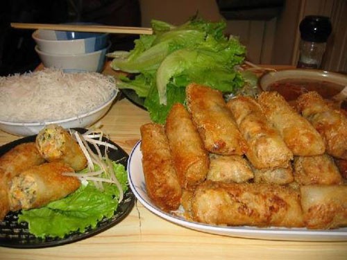 Cách Làm Nem Rán Giòn Ngon Chuẩn Vị Gia Đình Việt 7 Thưởng thức nem rán giòn cùng bún và nước chấm chua ngọt
