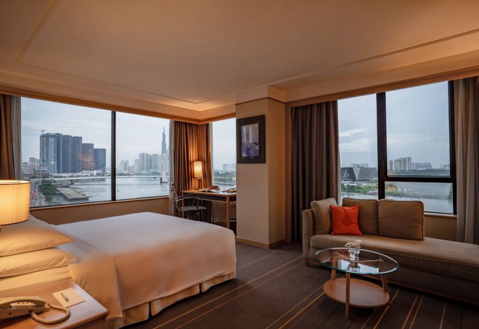 Khách sạn Renaissance Riverside Sài Gòn với tầm nhìn ra sông và thành phố