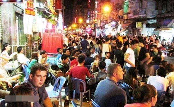Sài Gòn Trong Mắt Tôi: Ẩm Thực và 9 Điều Tuyệt Vời Khác 6 Bình trà đá miễn phí trên vỉa hè Sài Gòn, một nét văn hóa đẹp của người dân địa phương